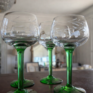 Eleganta vinglas med gröna stammar i set om 2