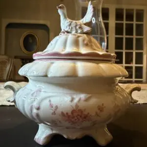 Elegant vintage terrin i keramik med duvlock