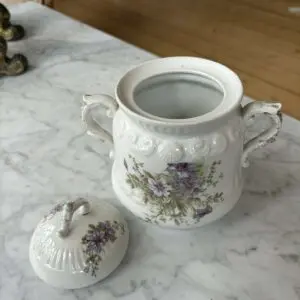 Fransk vintage sockerskål med lock i porslin – lila blomdekor