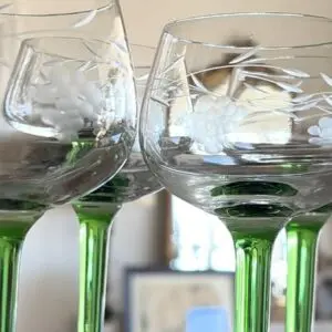 Eleganta vinglas med gröna stammar set om 4