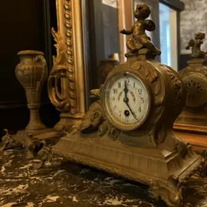 Fransk antik bordsklocka i rokoko-stil – från Frankrike