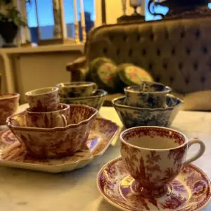 Espressokopp med fat, porslinsserie i svart, röd eller blå dekor