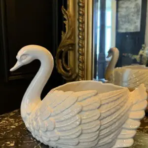 Dekorativ svanskål i vit keramik/porslin