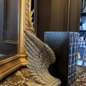 Dekorativa bokstöd med vingar