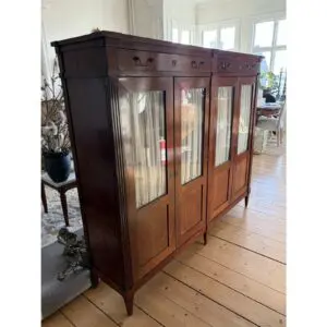 Franskt Vitrinskåp i Trä med Glasdörrar