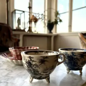 kaffekopp i klassisk dekor – svart, röd eller blå