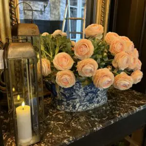 Dekorativ oval kruka i blåvitt porslin