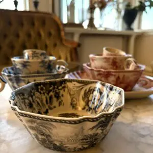 Serveringsskål i klassisk dekor – svart, röd eller blå