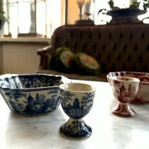 Äggkopp i klassisk dekor – svart, röd eller blå