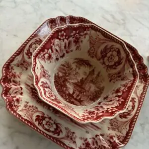 Uppläggningsfat i klassisk dekor – svart, röd eller blå