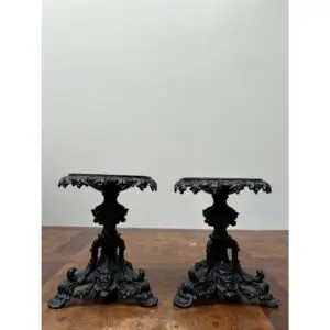 Antika dekorativa piedestalfat / ljusstakar i gjutjärn