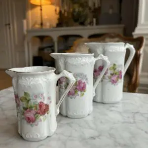 Franska vintage mjölk-/gräddkannor i porslin med rosdekor
