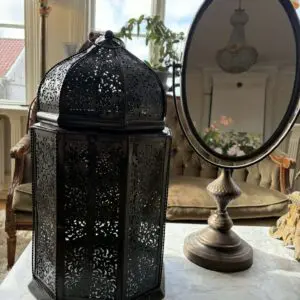 Orientalisk svart metalllykta med dekorativt filigranmönster