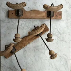 Fransk Antik Väggkrok i Trä & Metall
