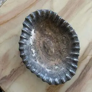 Franskt fat på tassfötter i metall