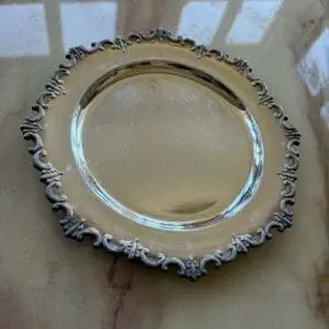 Franskt fat i metall med sirlig kant