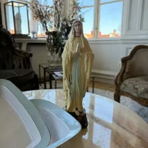 Äldre Madonnafigur från Lourdes, Frankrike