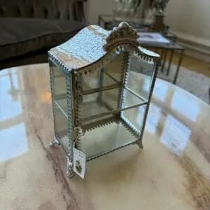 smyckesskåp i glas och metall från Chic Antique