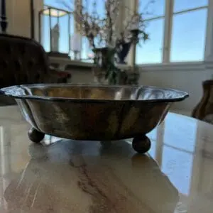 stor fransk skål i tenn/metall på kulfötter